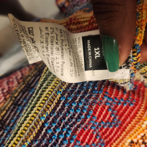 Crochet mult top. Sleeveless and the back crosses so the back is partially out. - Picture 2 of 5